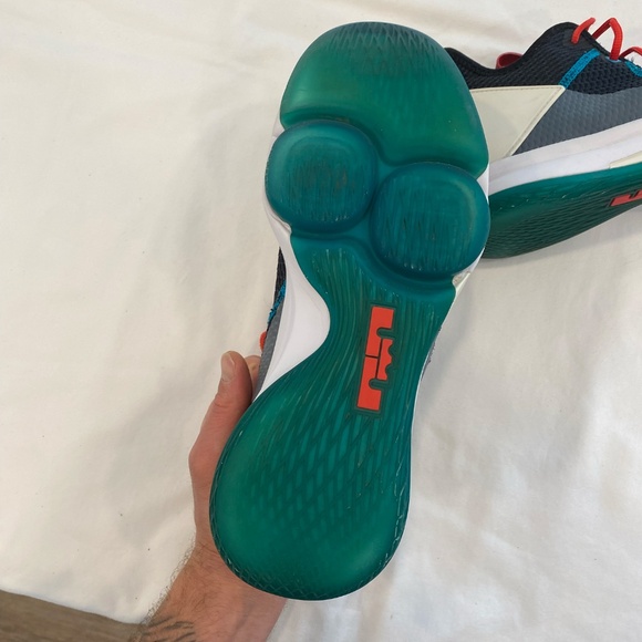 Nike Lebron Men's Witness IV Basketball Shoes - 11 - Picture 8 of 11
